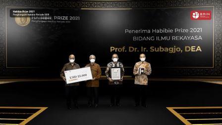 Prof. Subagjo Menerima Penghargaan Habibie Prize 2021